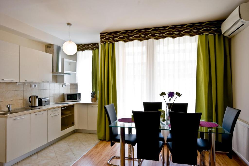 Corvin Lux Aparthotel Будапеща Стая снимка